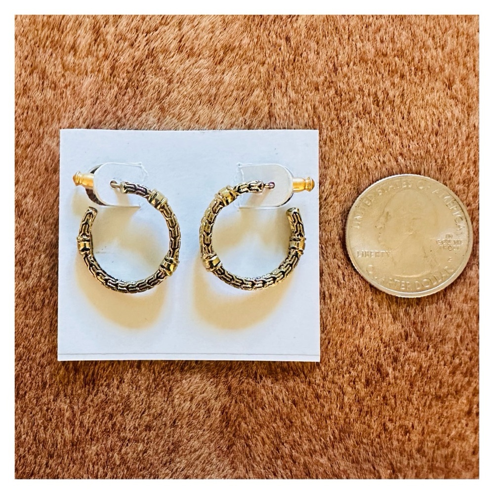 Vintage Gold Textured Hoop Earrings with Unique Design 20mm. - Picture 5 of 5